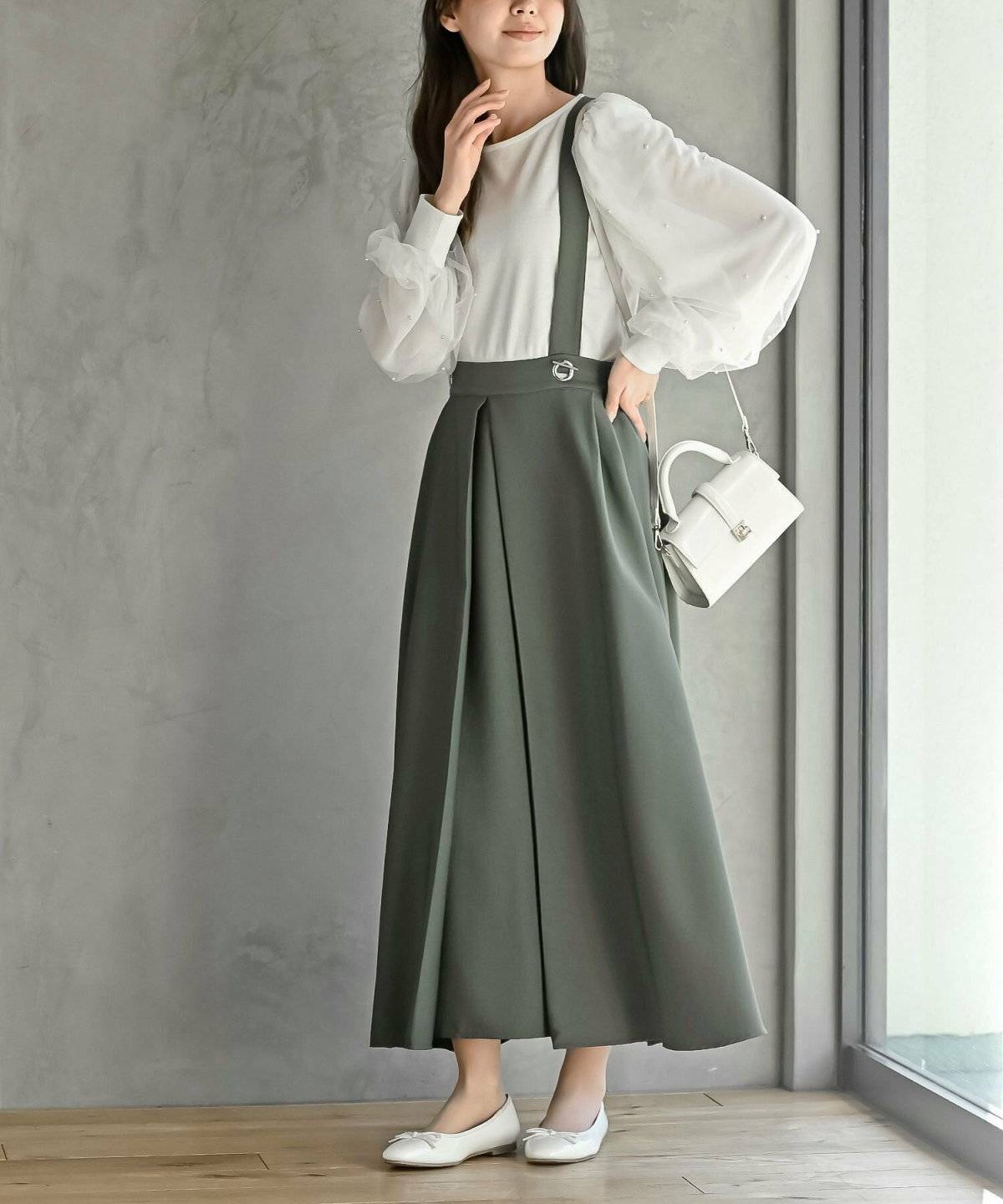 カーキスカートをはいた女性