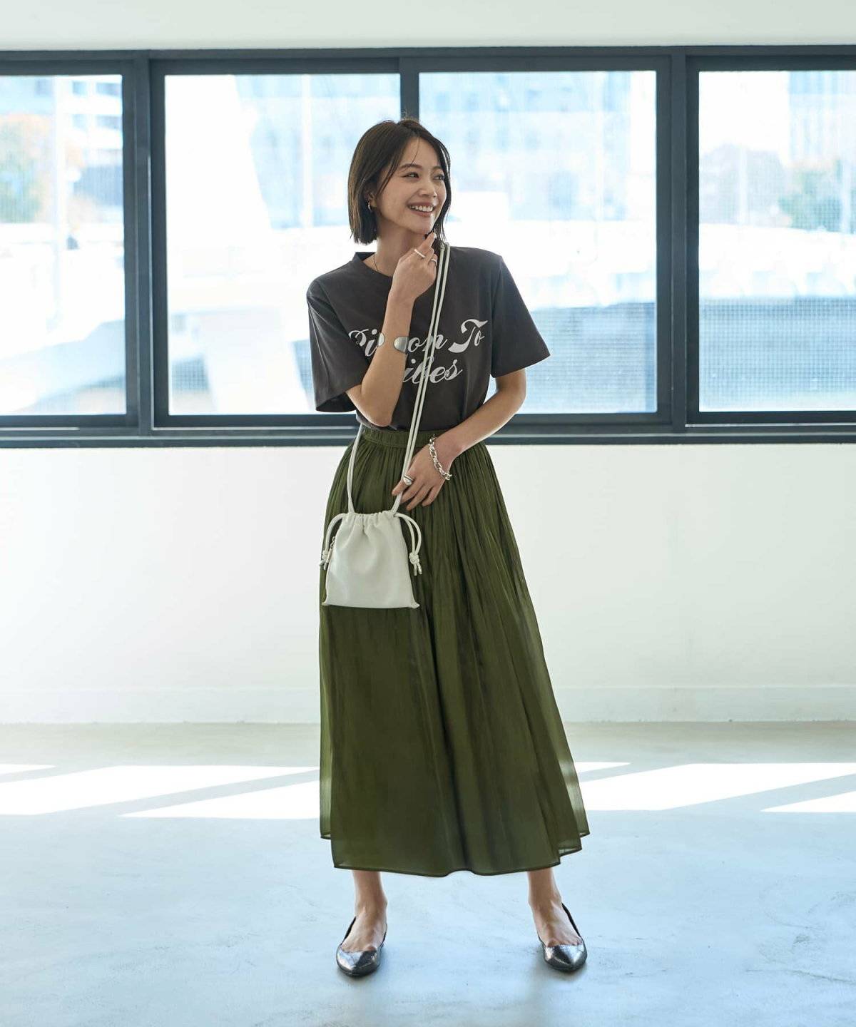 カーキスカートをはいた女性