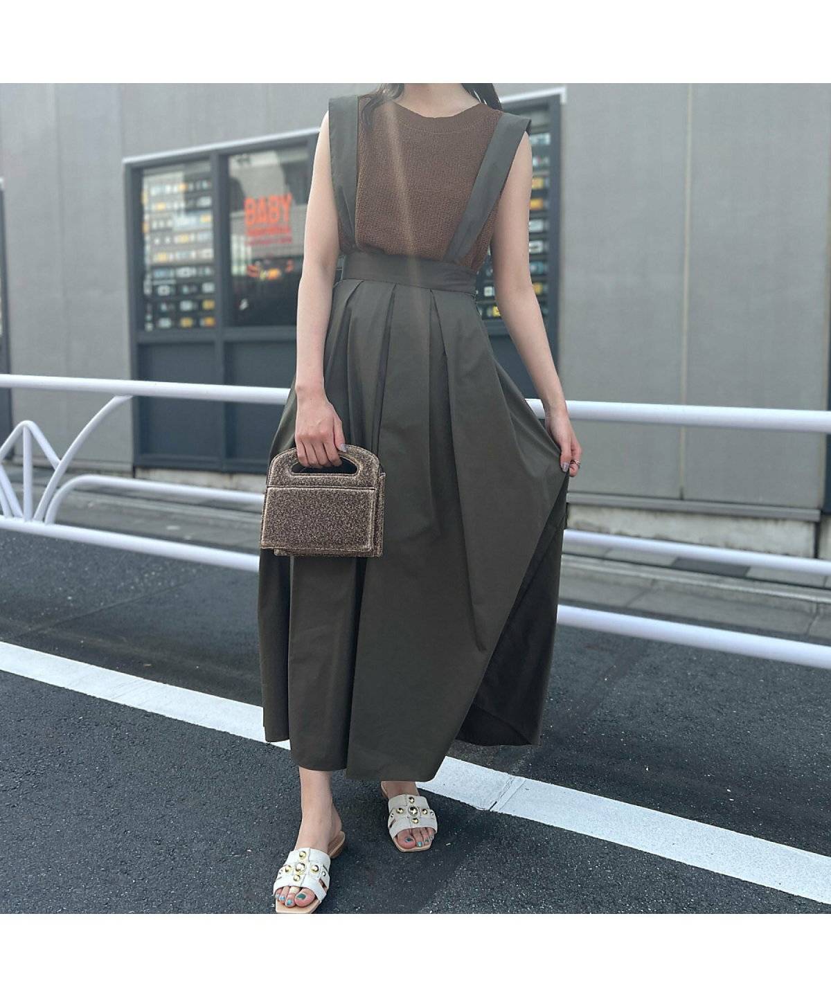 カーキスカートをはいた女性