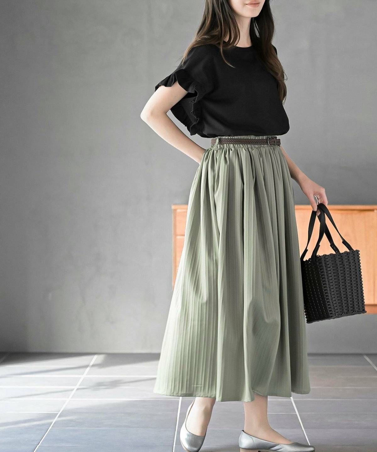 カーキのスカートを履いた女性