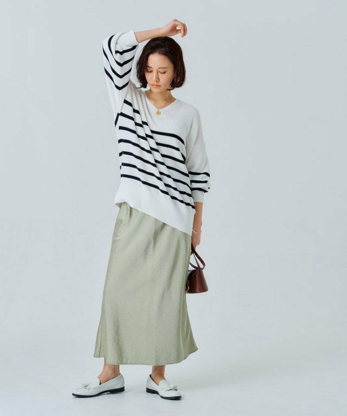 カーキスカートをはいた女性