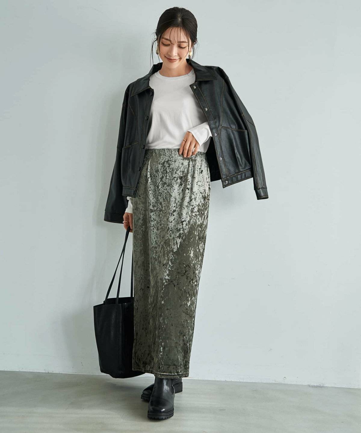 カーキのスカートを履いた女性