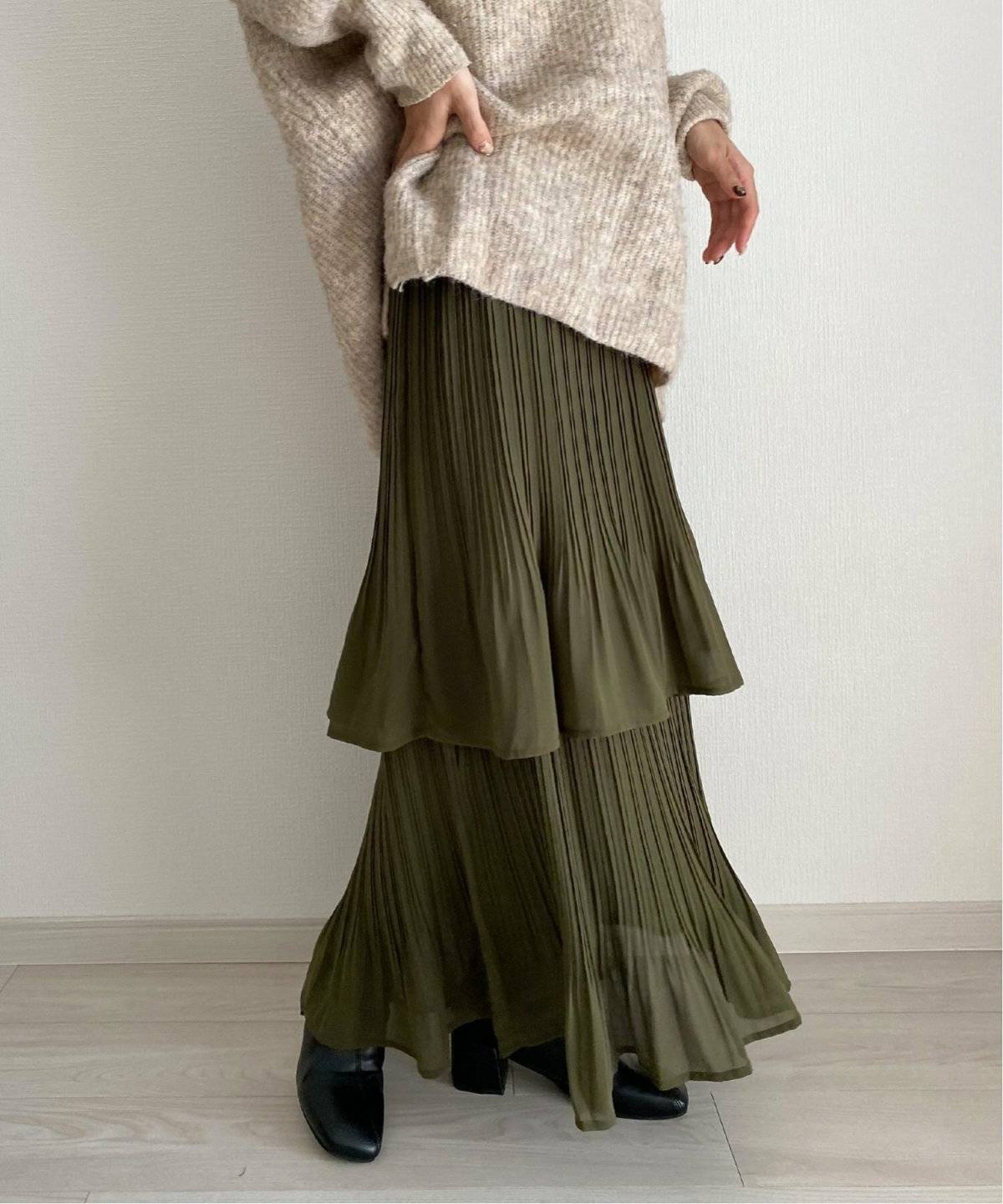 カーキスカートをはいた女性