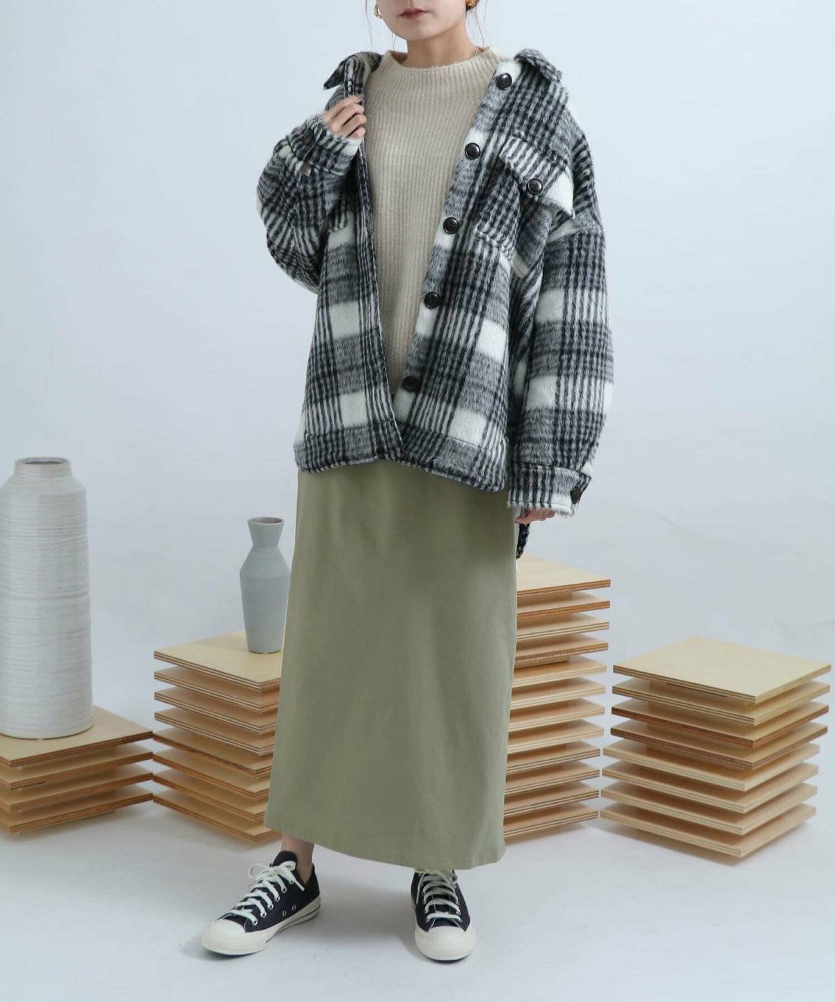 カーキスカートをはいた女性