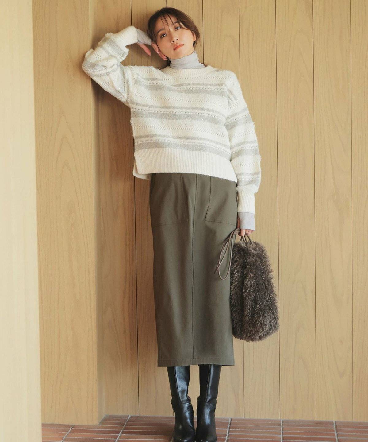 カーキスカートをはいた女性