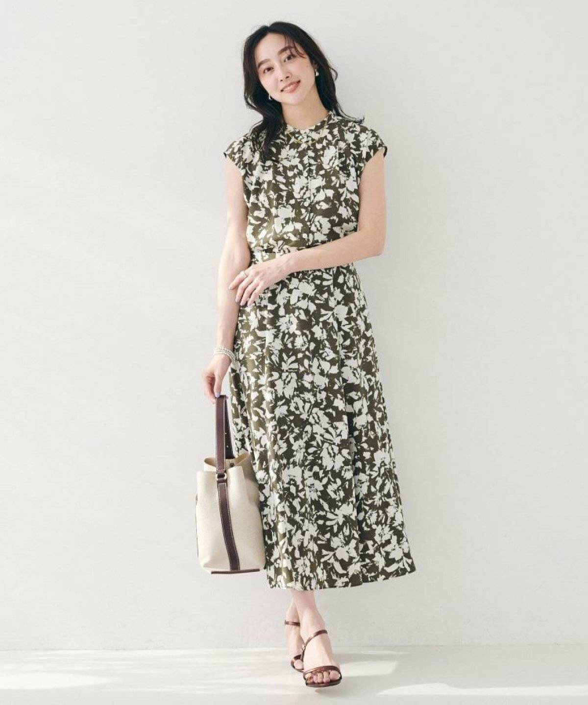 カーキスカートをはいた女性