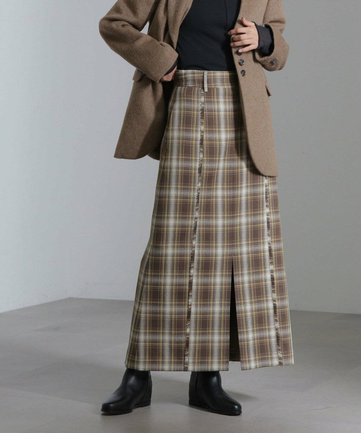 チェックカーキスカートをはいた女性