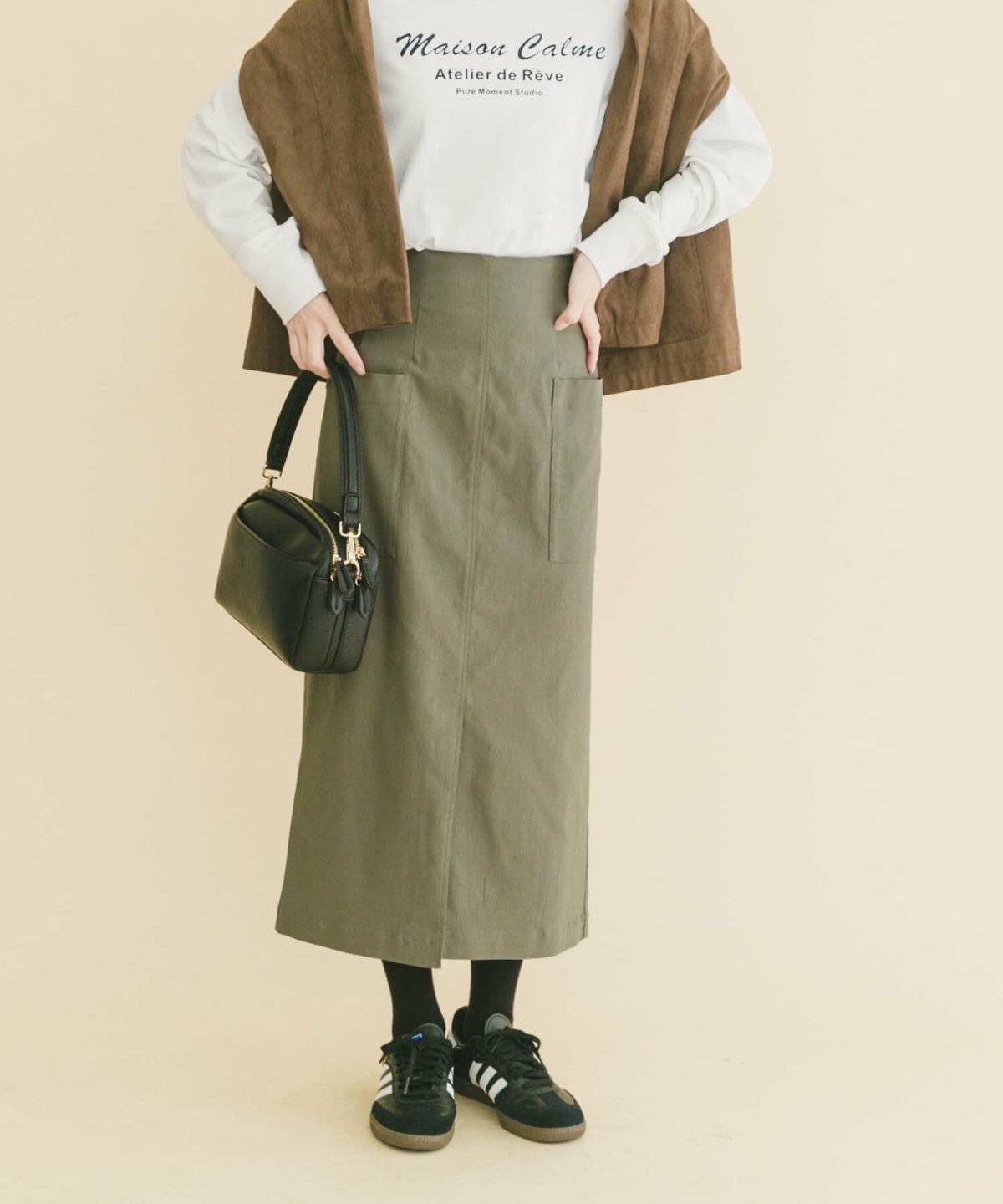 カーキのスカート