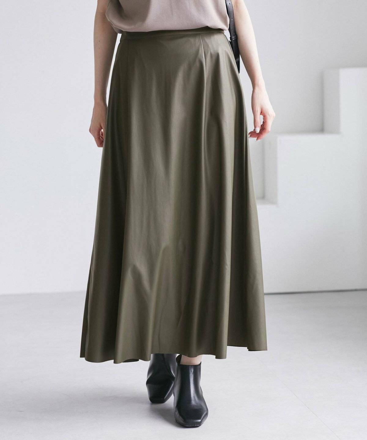 カーキのスカート