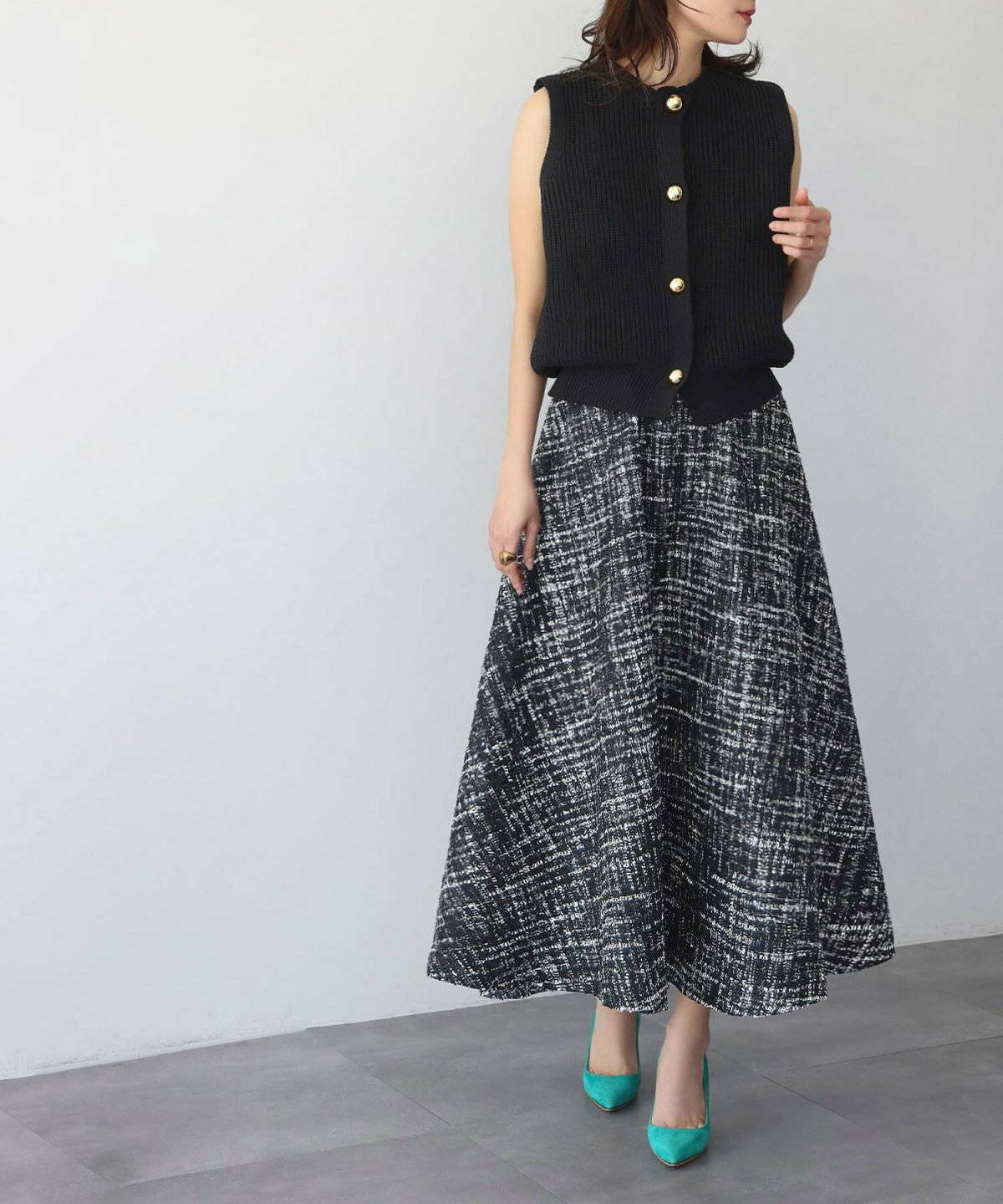 モノトーンコーデの女性