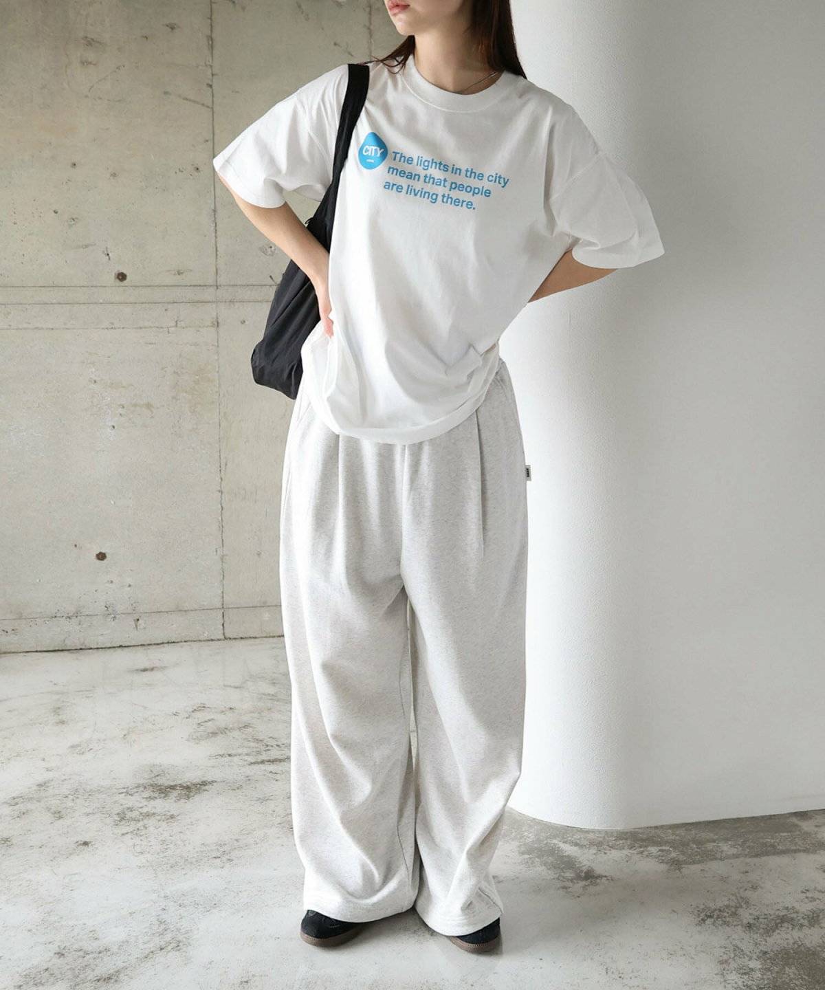 オールホワイトコーデの女性