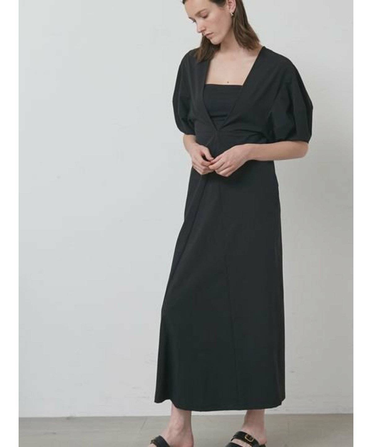 黒ワンピースを着た女性