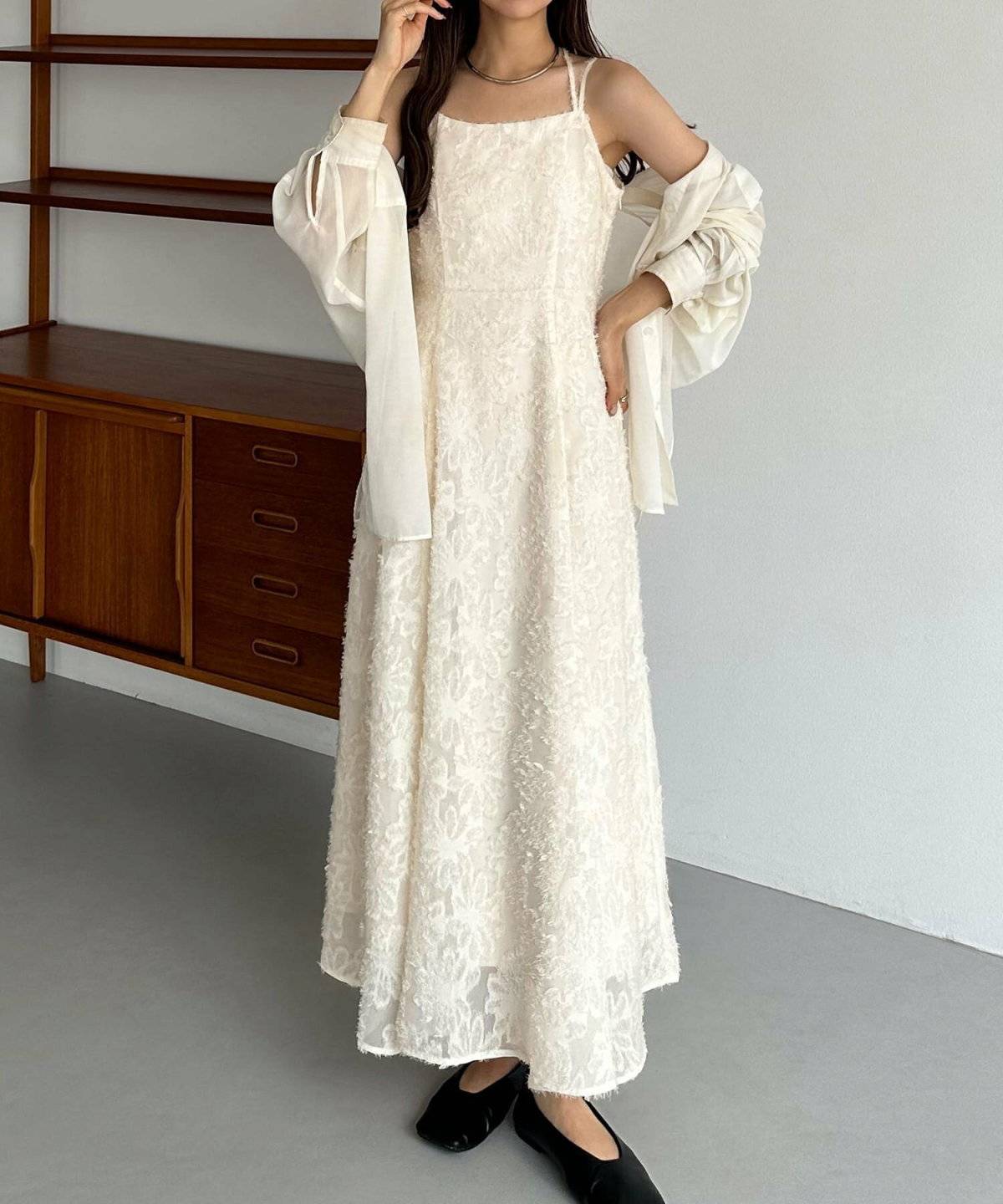 オールホワイトコーデの女性