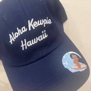 合わせやすいネイビーをチョイス♪「サーフィンキューピープリント」のキャップをお迎え