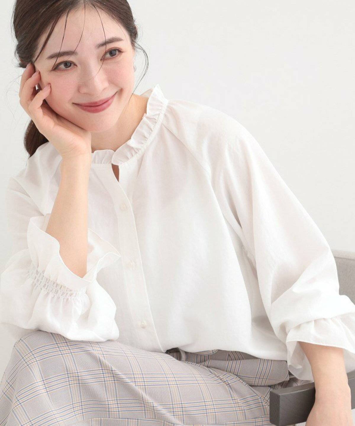 ブラウスを着た女性