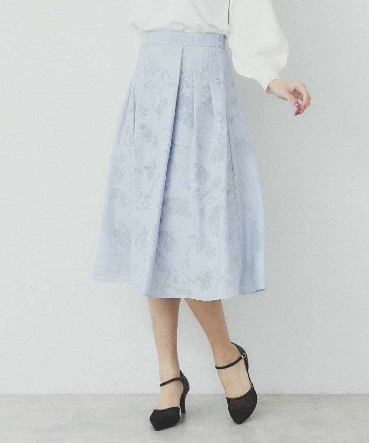 スカートを履いた女性