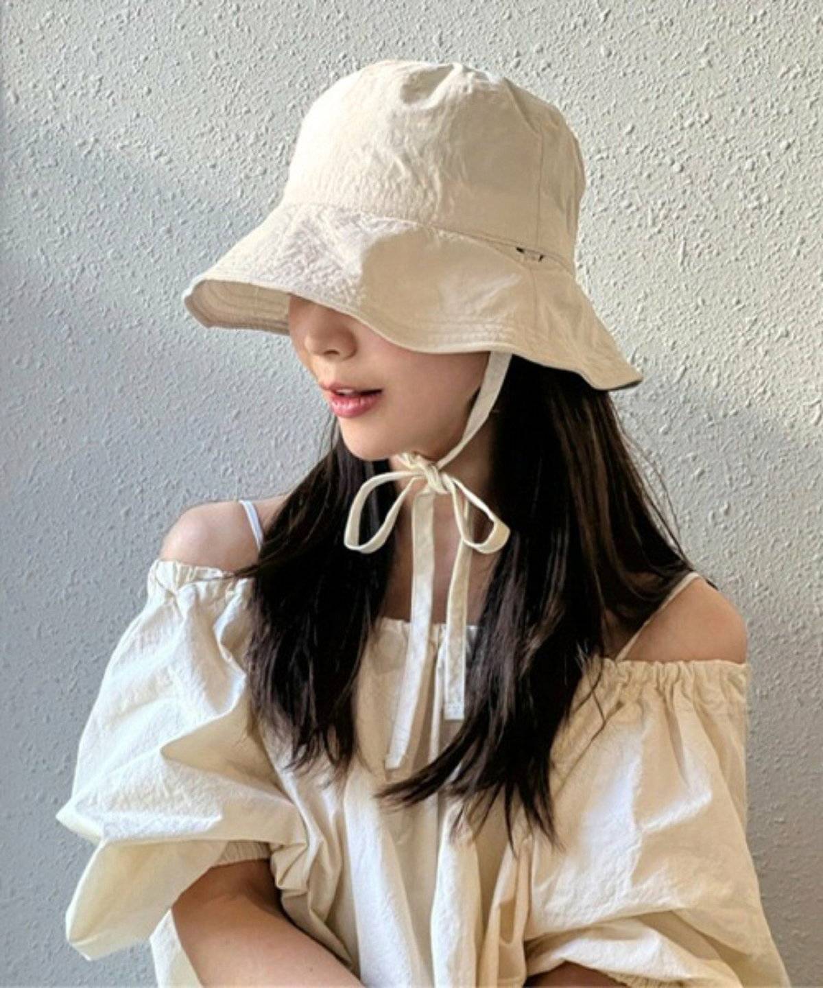 ハットをかぶった女性