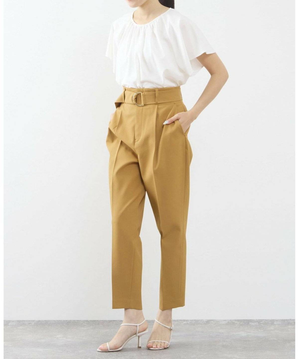 パンツを履いた女性