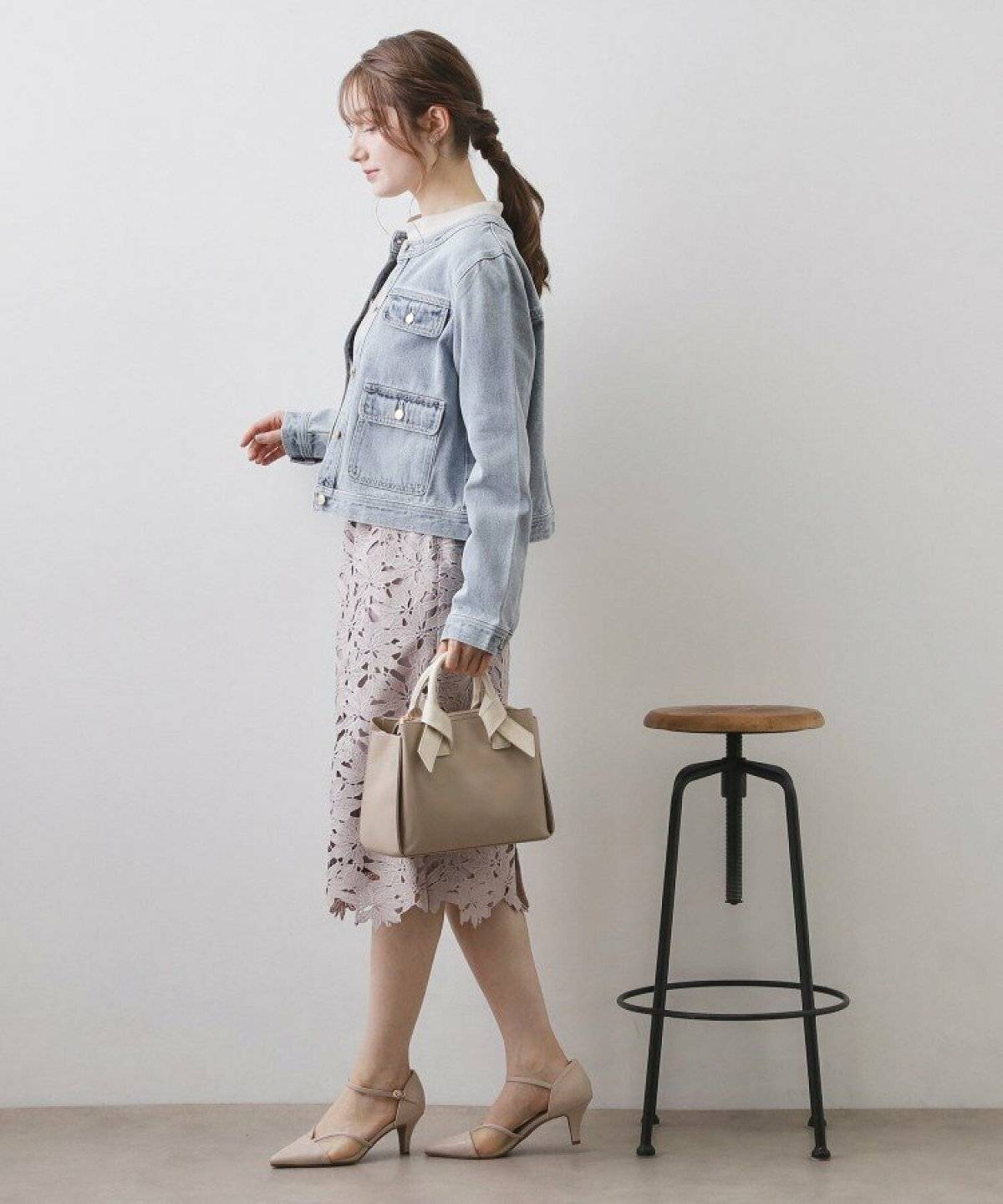 ジージャンを着た女性