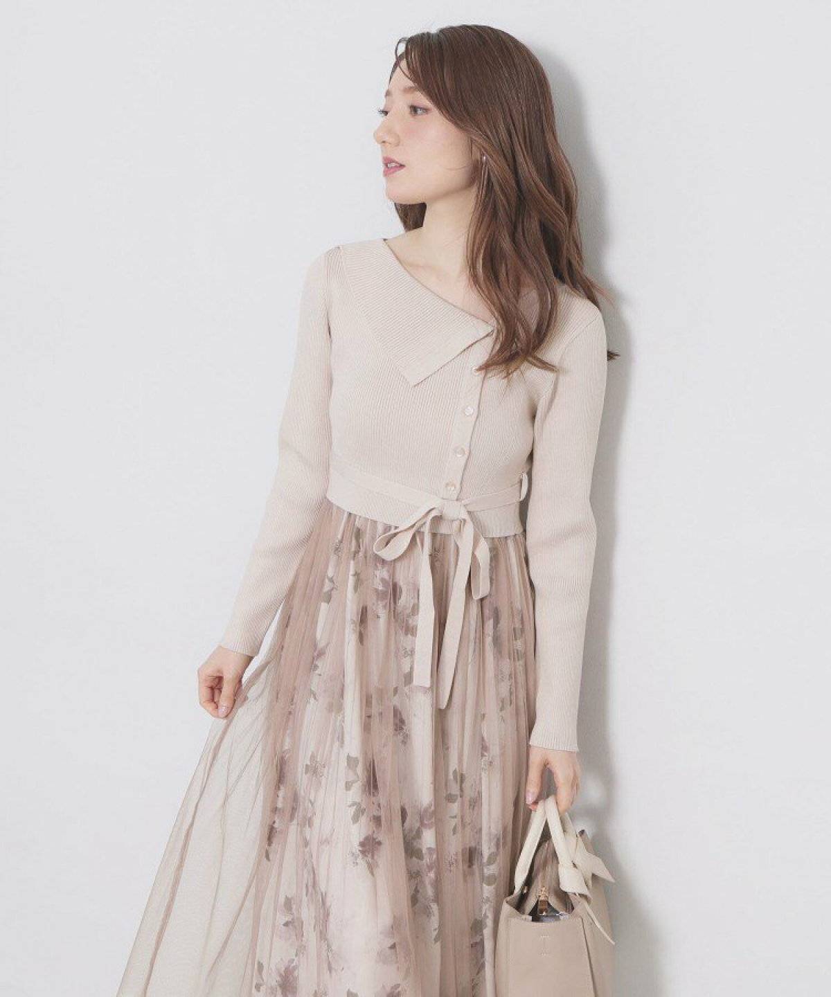 スカートを履いた女性