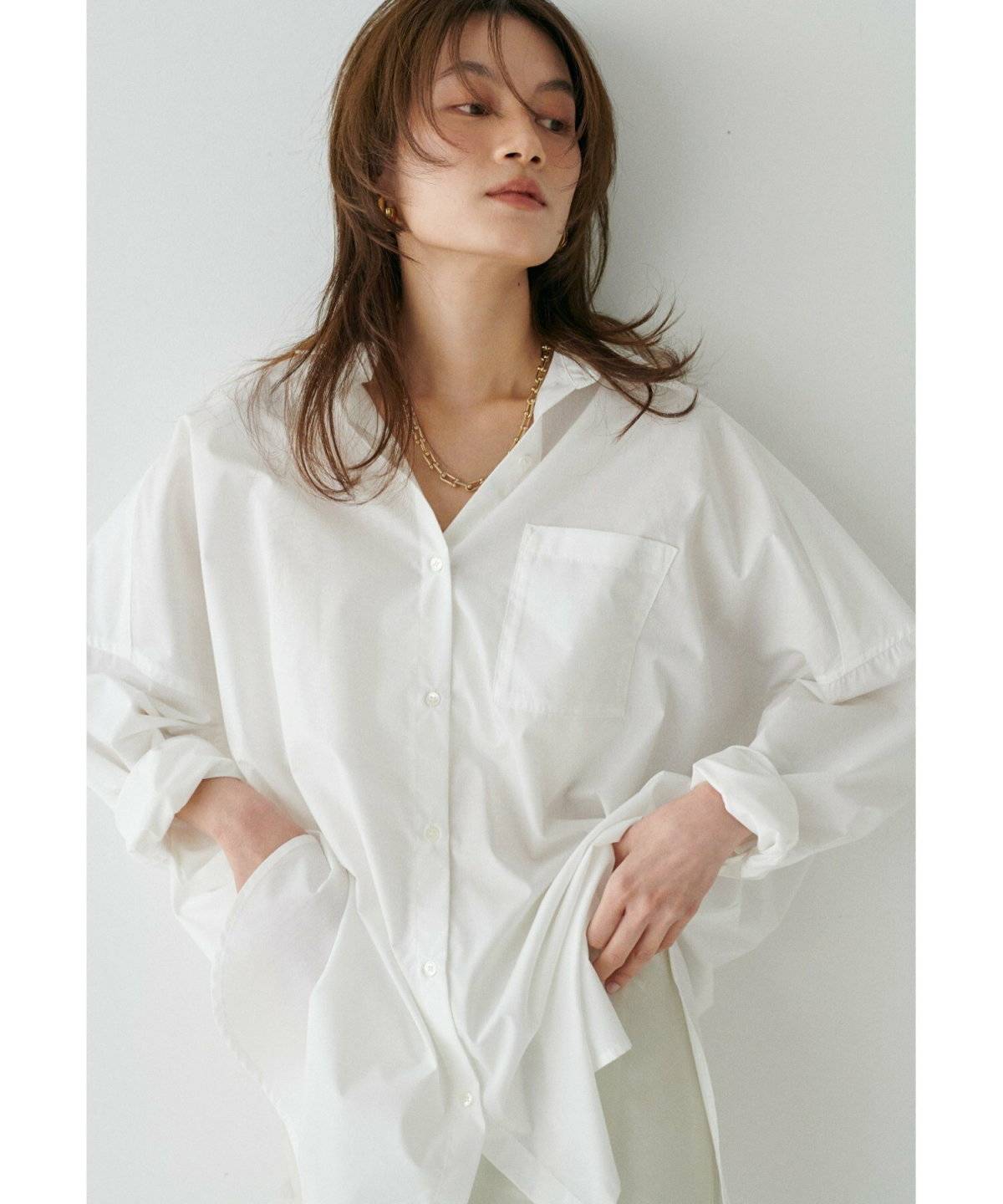 スカートを履いた女性