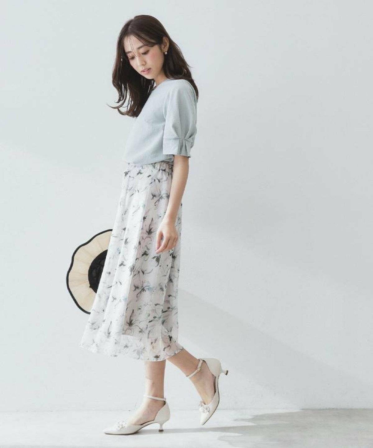 スカートを履いた女性