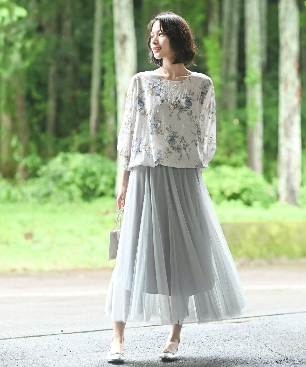 スカートを履いた女性