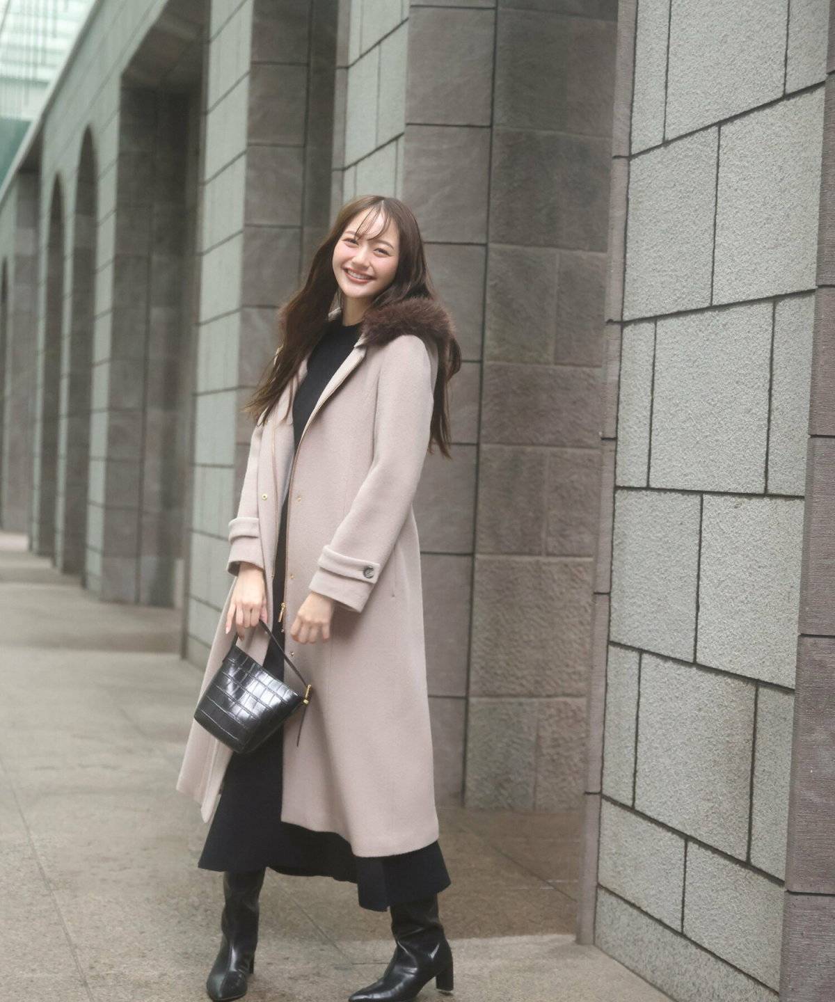 コートを着た女性