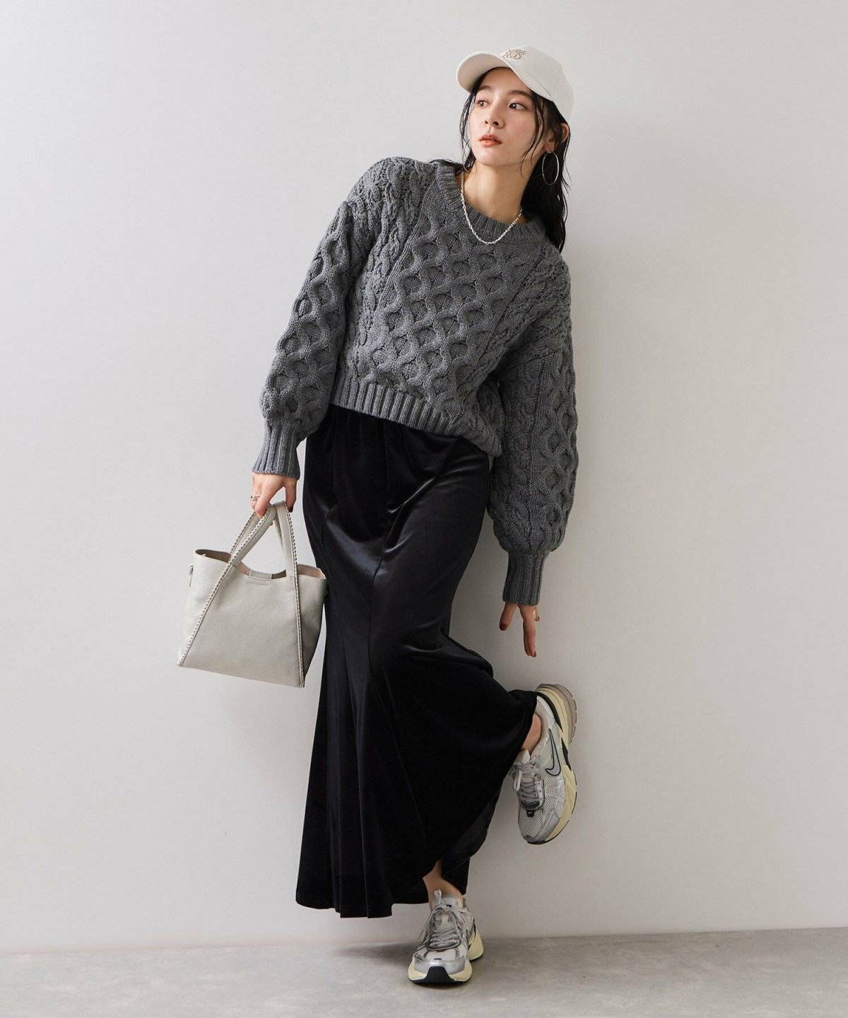 赤いバッグを持った女性