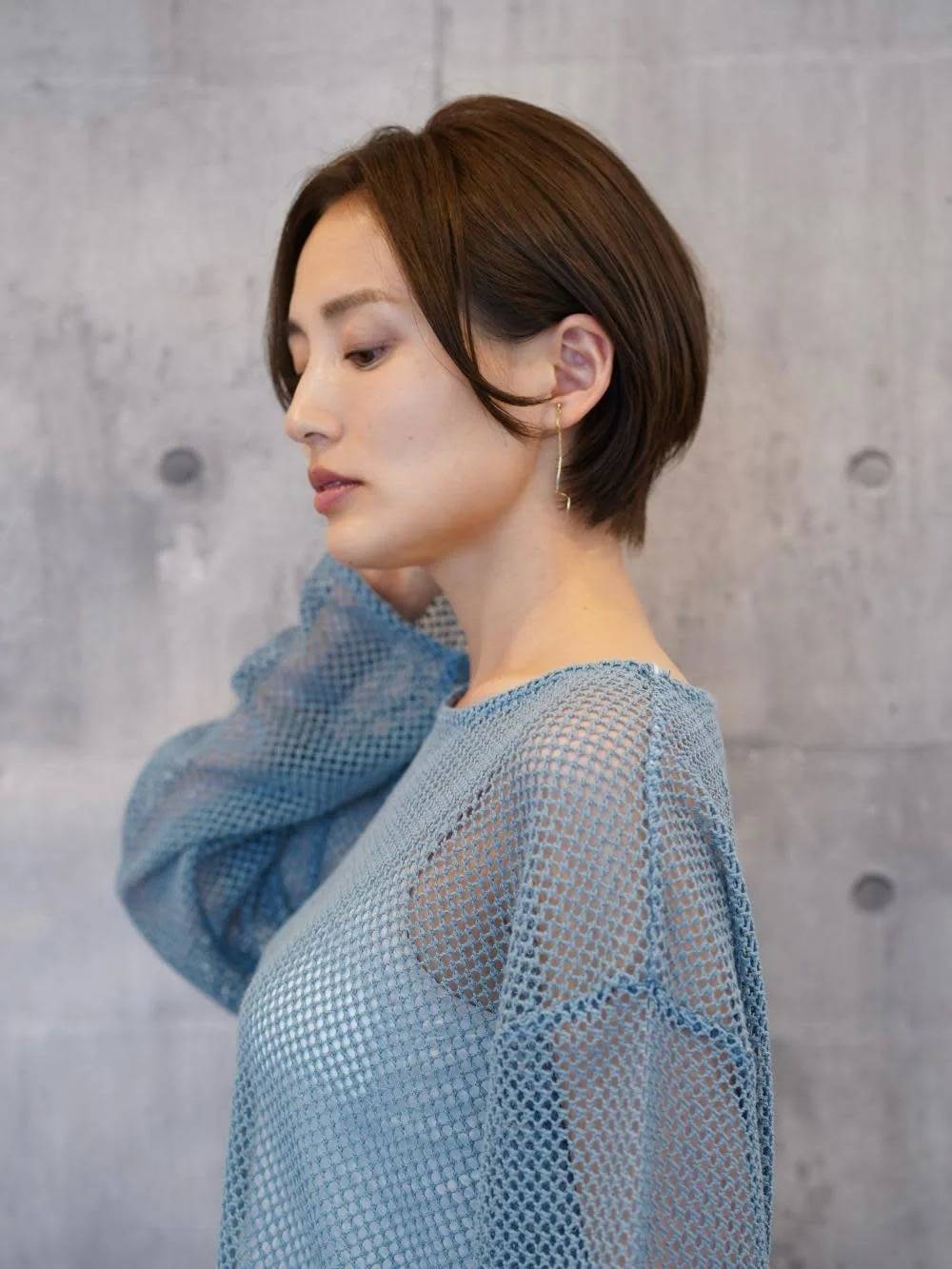 センターパートのボリュームレスボブ