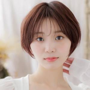  チェリーレッドの前下がりショート 