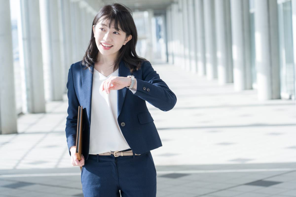 時計を確認する女性