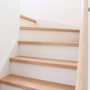 実は風水的に大吉です。階段にあると良縁を引き寄せる最強アイテム5選