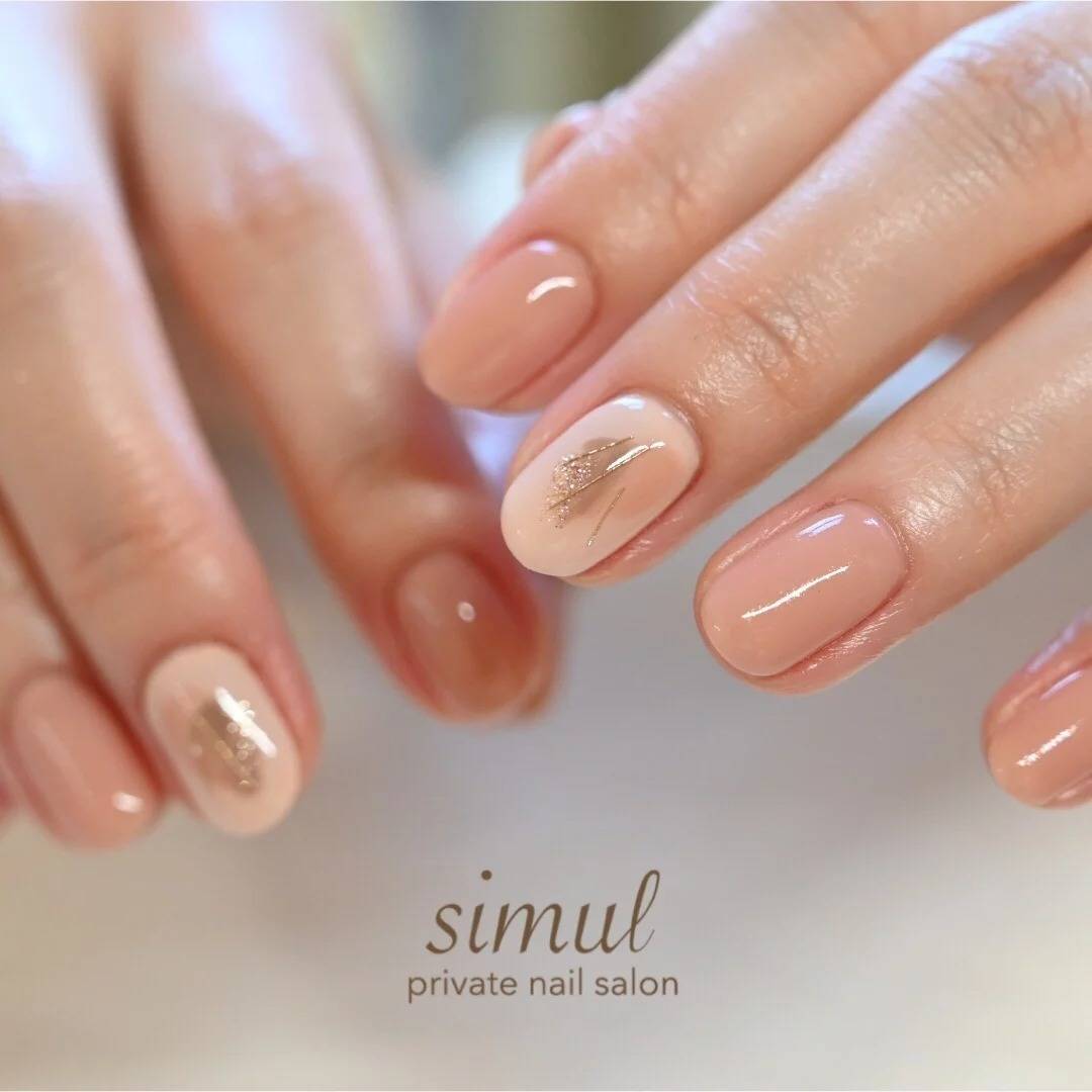 ピンクの塗りかけネイル