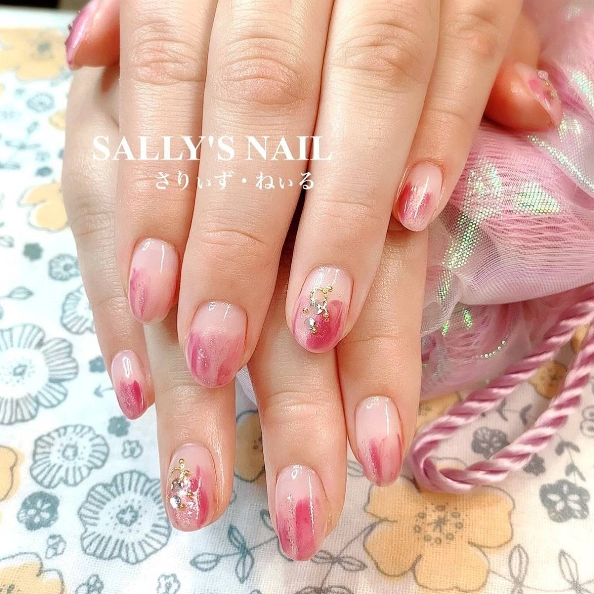 ピンクの塗りかけネイル