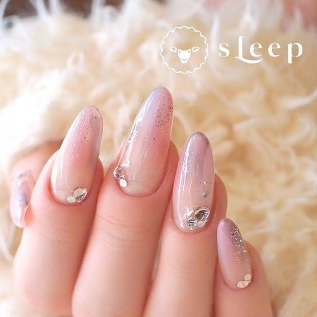 ピンクの塗りかけネイル