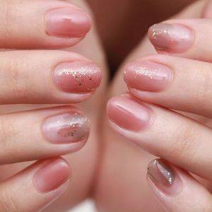 【2026年初春】軽やかさ&抜け感をプラス。ピンクの塗りかけネイル5選