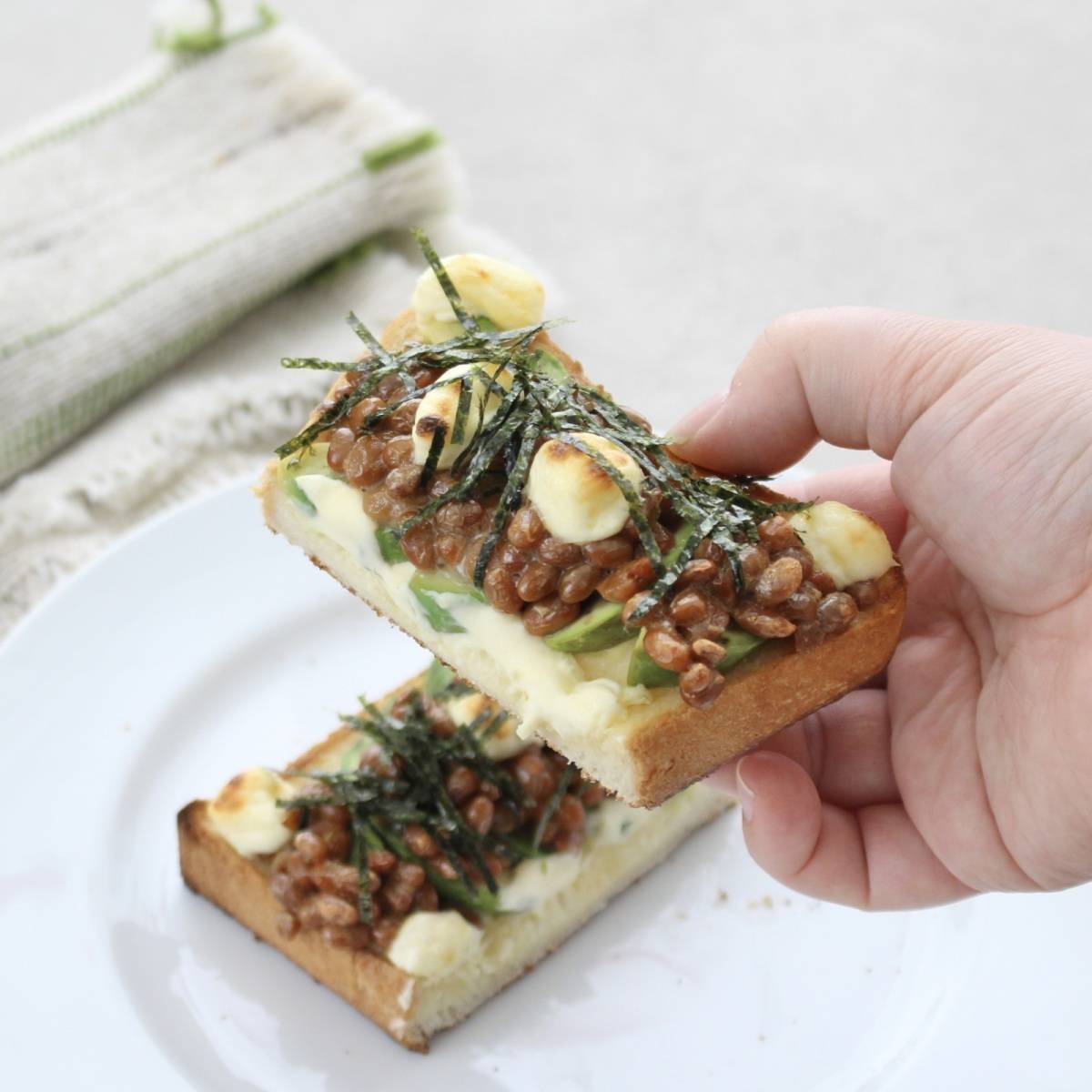 パスコ公式の「納豆アボカドトースト」のレシピ