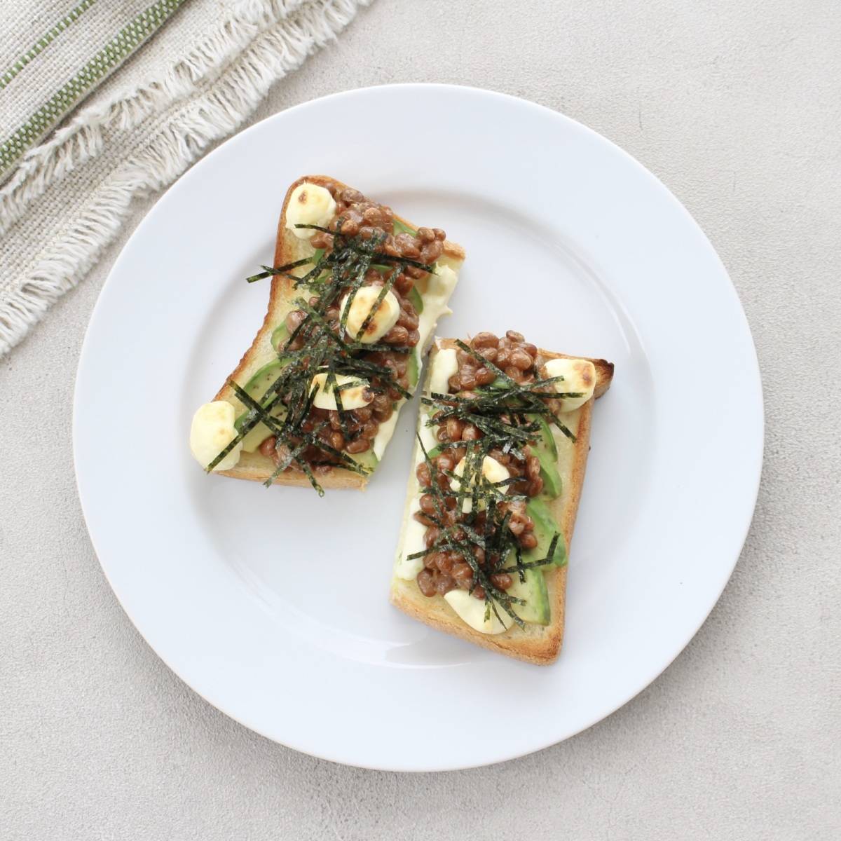 パスコ公式の「納豆アボカドトースト」のレシピ