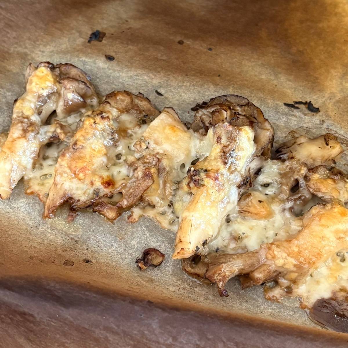 JAグループ公式の「舞茸エリンギのバジルオイルチーズ焼き」のレシピ