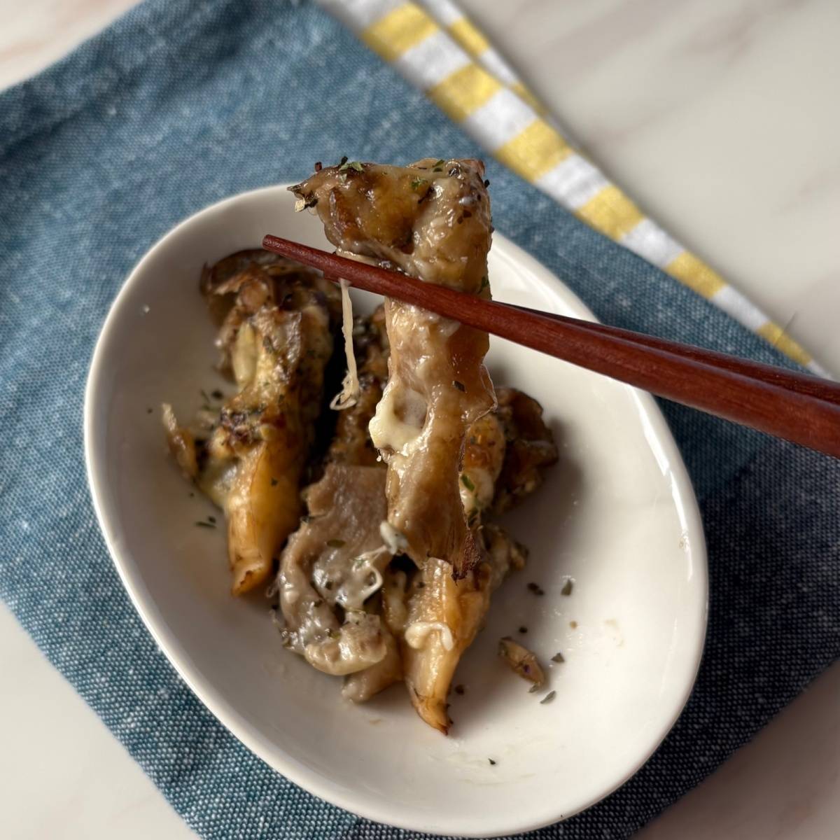 JAグループ公式の「舞茸エリンギのバジルオイルチーズ焼き」のレシピ