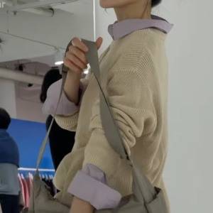 ニットの下に重ねるだけ。【UNIQLO】ピンクシャツでつくる大人の上品レイヤードテク