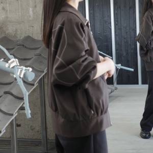 羽織るだけで都会顔。「OAO SUNLIGHT JACKET」で抜け感ブラウンを味方に