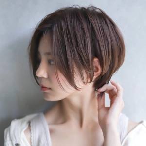  縦ライン強調前下がりショート 