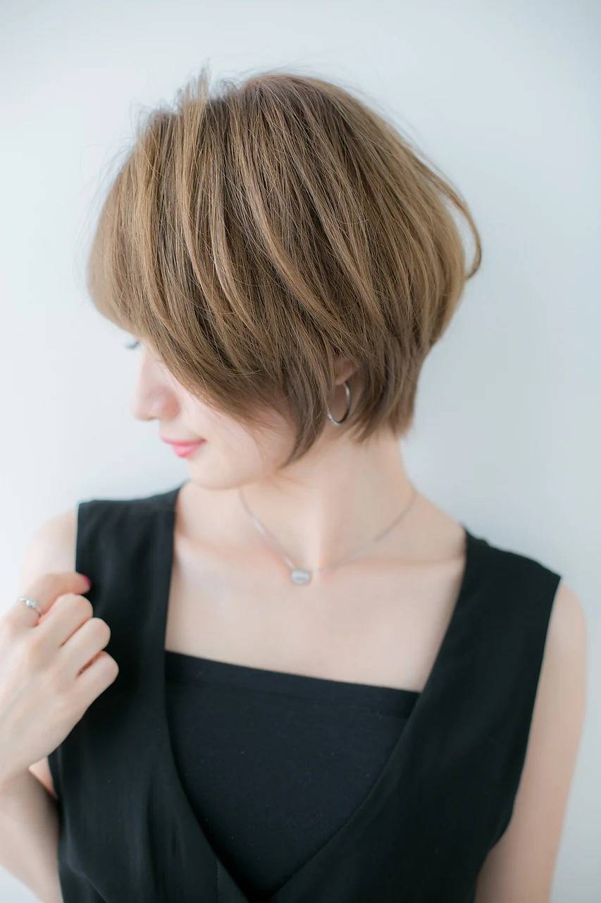 サイド長めのナチュラルショート