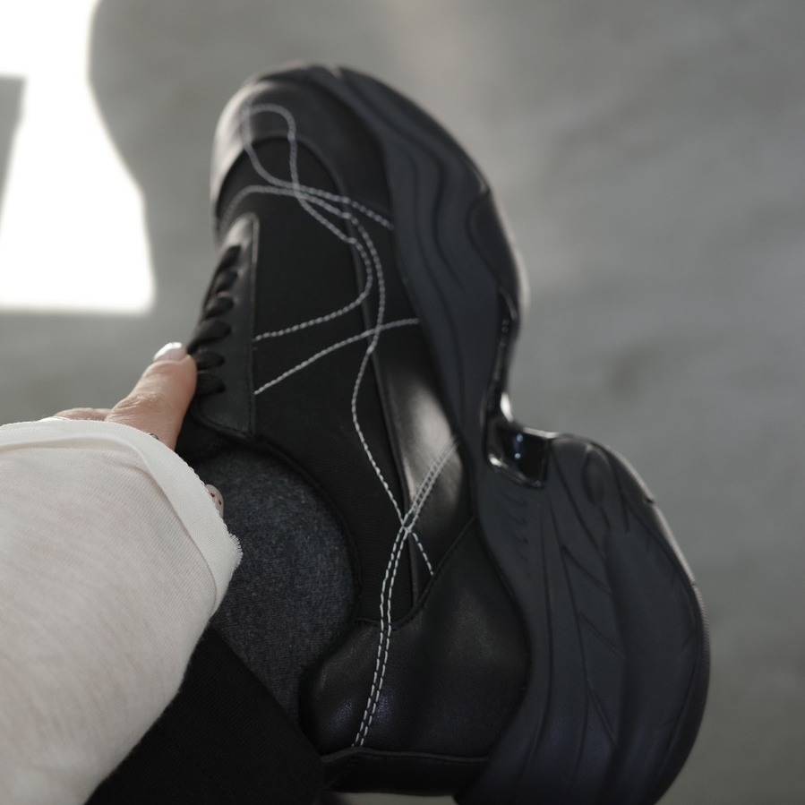 足元から旬バランス完成♪黒スニーカーの正解「OAO SUNLIGHT」