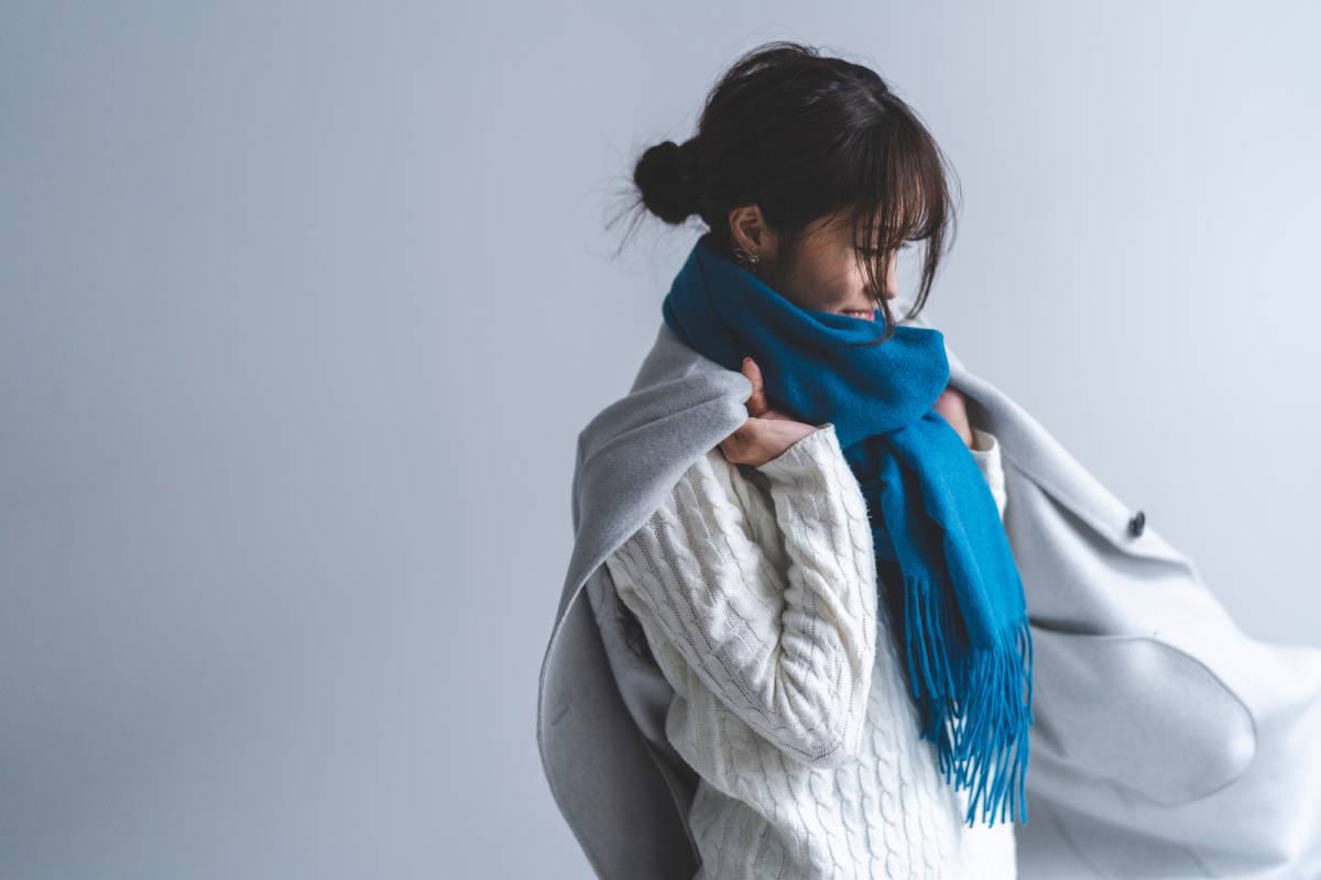 冬服を着ている女性
