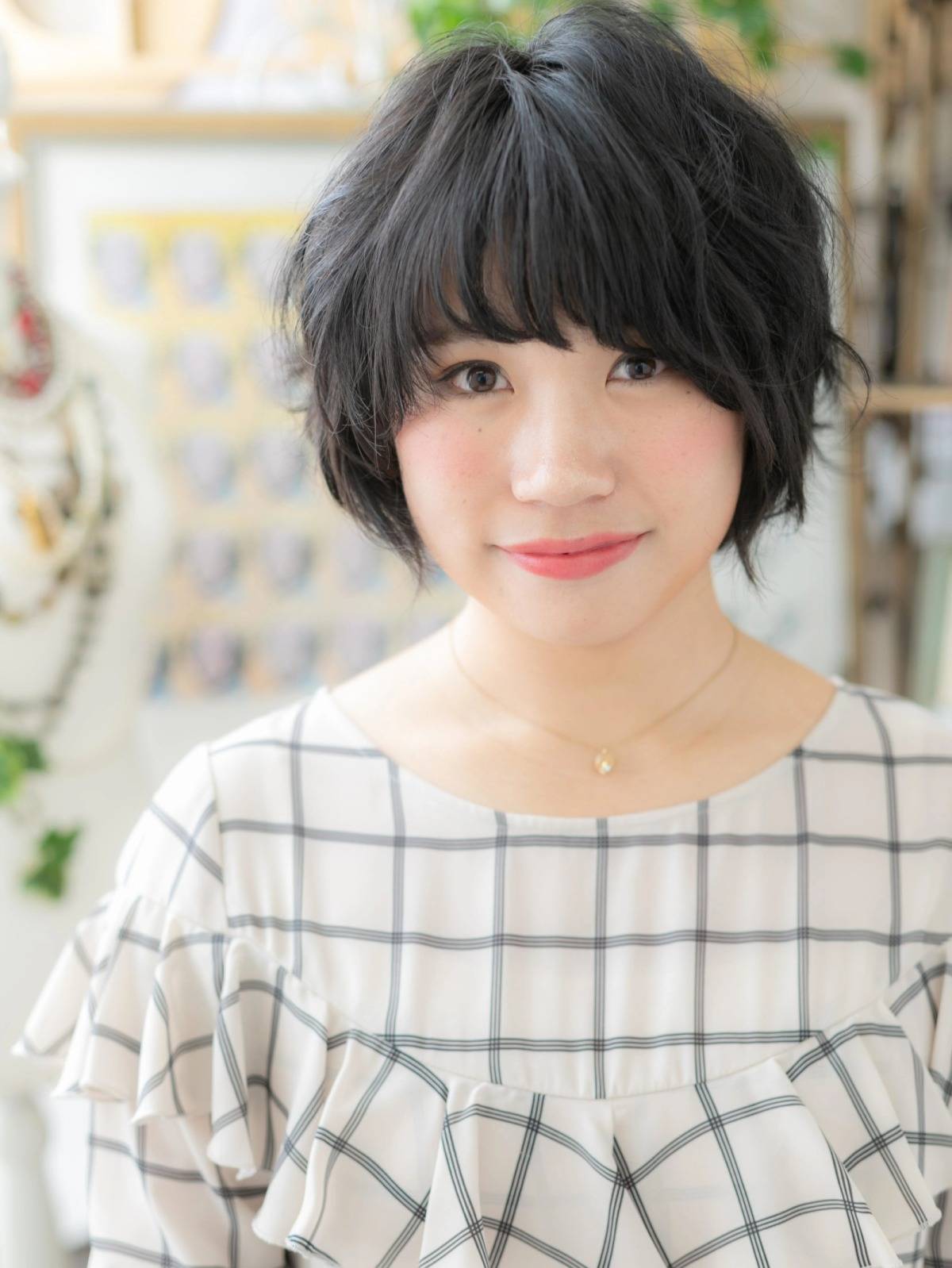 黒髪の重めガーリーショート