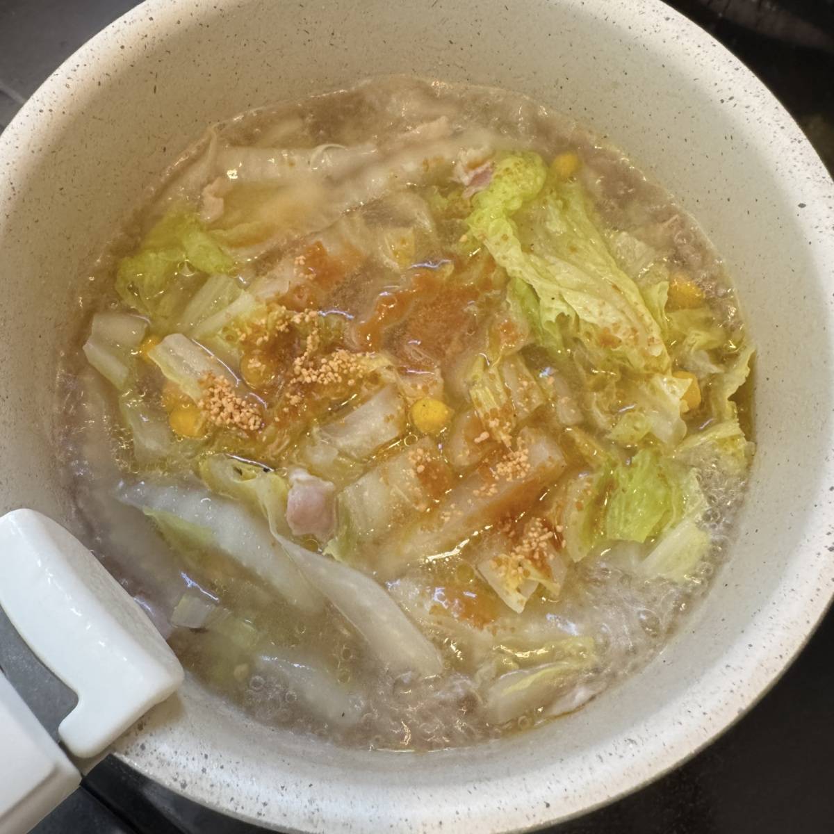 JAグループ公式の「ベーコンと白菜とコ一ンのコンソメスープ」のレシピ