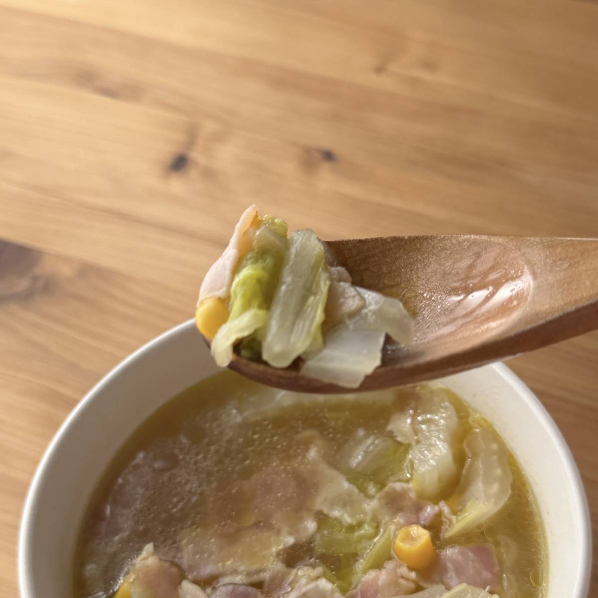 JAグループ公式の「ベーコンと白菜とコ一ンのコンソメスープ」のレシピ